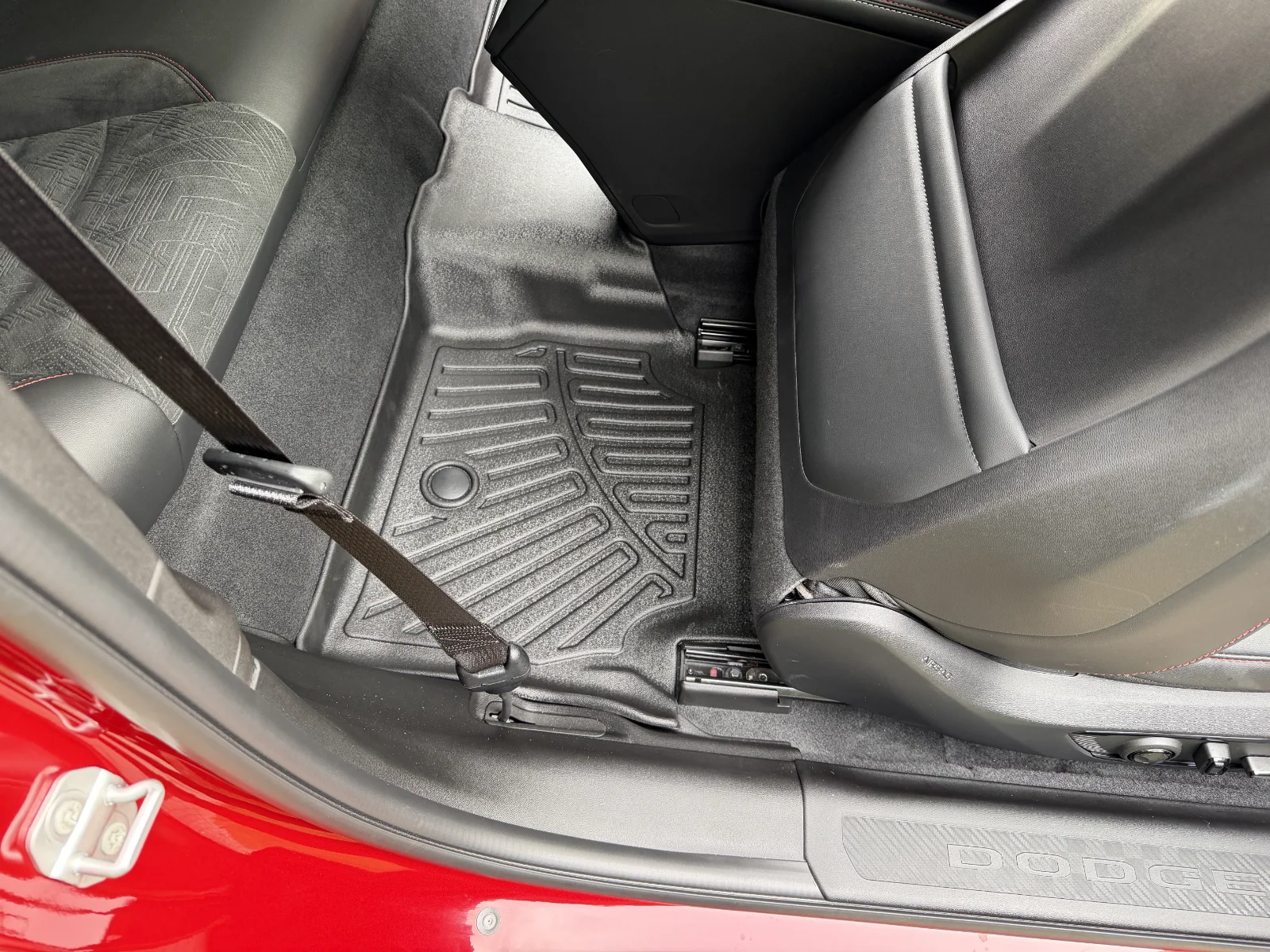 One-piece Rear Mat, Behind Front Passenger's Seat,  View View.webp